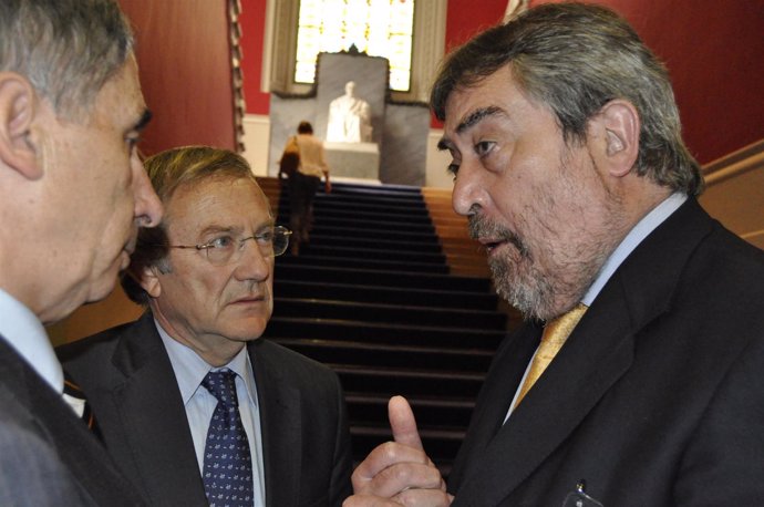 El alcalde de Zaragoza, Juan Alberto Belloch, departe con representantes de la p