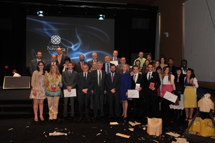 El Presidente Sanz y el consejero Corpas, con los premiados en la VII Gala de Tu
