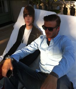 David Beckham con un Justin Bieber de cartón a tamaño real tumbados en unas hama