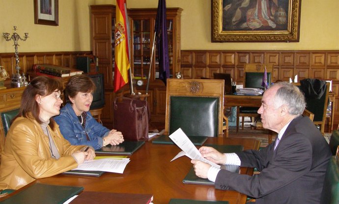 El alcalde, Heliodoro Gallego, con Teresa Manzano y Begoña Núñez de la Plaza