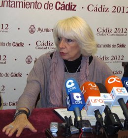 La alcaldesa de Cádiz, Teófila Martínez, en rueda de prensa.