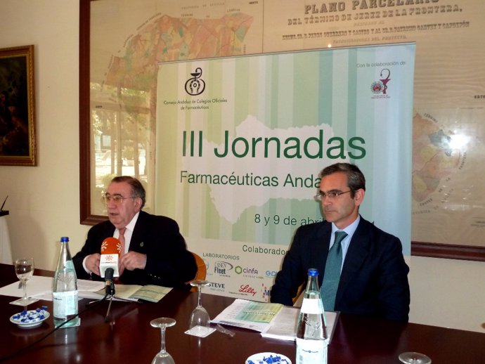 Al fondo de la imagen, el presidente del Consejo Andaluz de Farmacéuticos, Manue