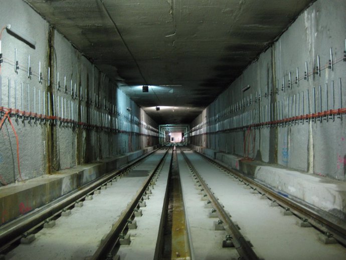 Instalación de las vías en el túnel de la línea 2 del metro de Málaga
