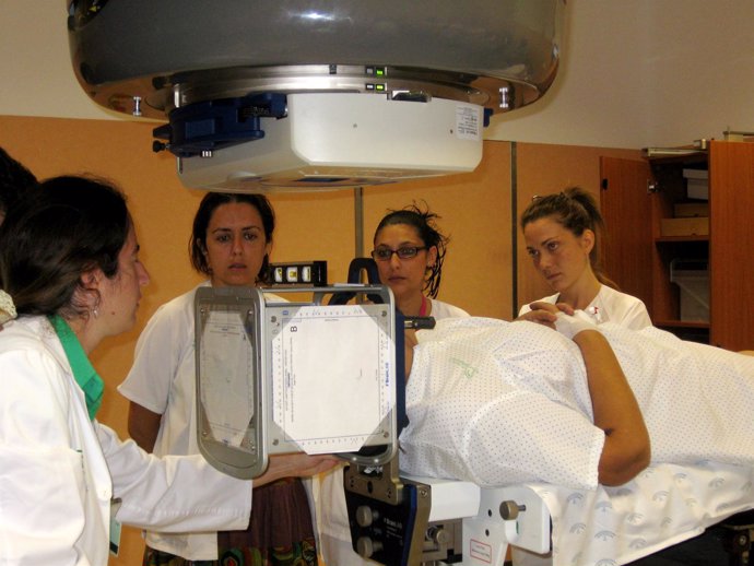 Profesionales del Carlos Haya usan técnicas de radioterapia