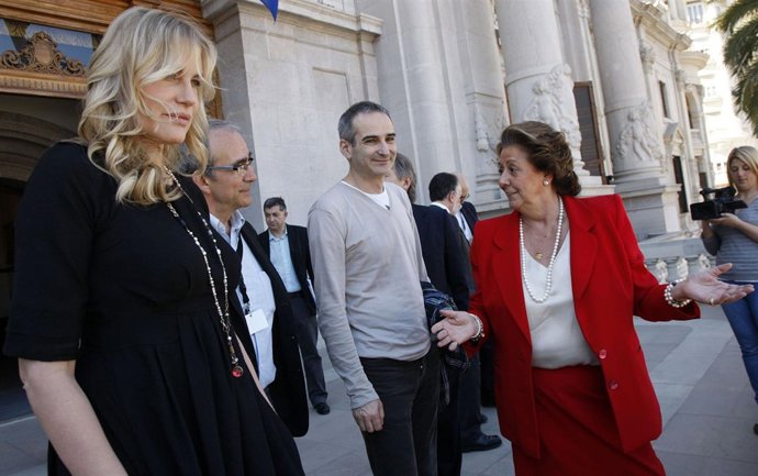 Rita Barberá recibe a Daryl Hannah y Oliver Assayas.