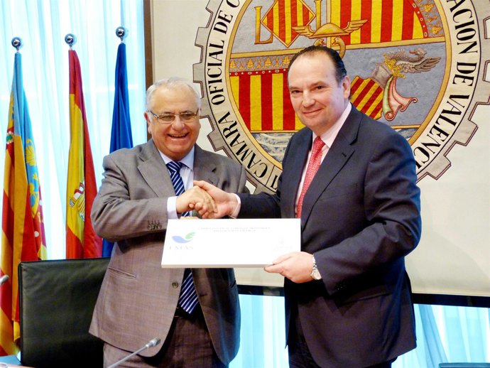 Cotino entrega a Morata el distintivo medioambiental