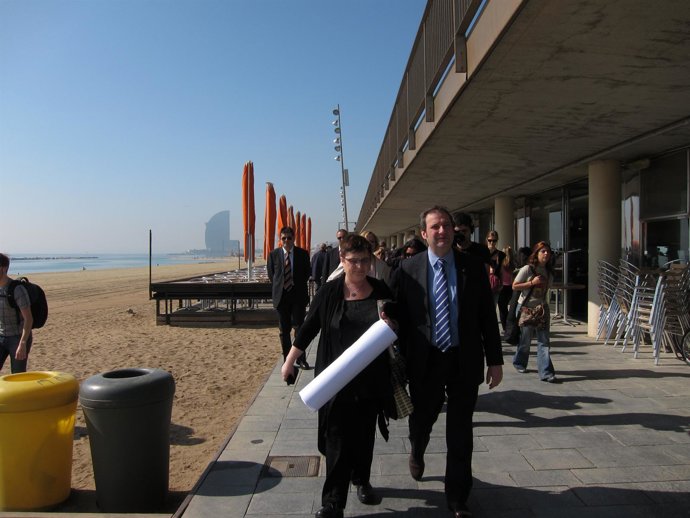 El alcalde de Barcelona, Jordi Hereu, en la playa