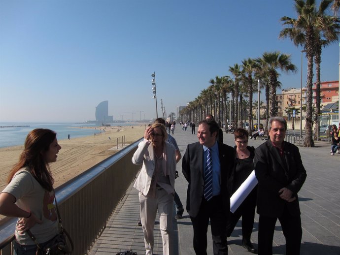 El alcalde de Barcelona, Jordi Hereu, en el Passeig Marítim