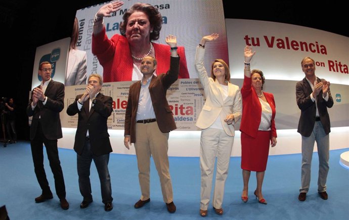 Clemente, Rus, Camps, Cospedal, Barberá y González Pons saludan a los asistentes