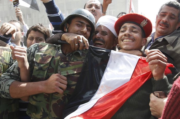 Soldado y policía egipcio en una manifestación en Egipto