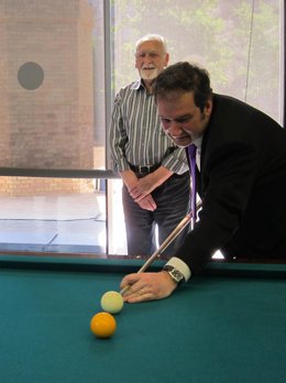 Hereu jugando al billar en el casal de ancianos