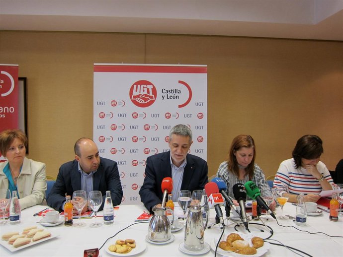 El secretario regional de UGT, Agustín Prieto, acompañado de su Ejecutiva durant
