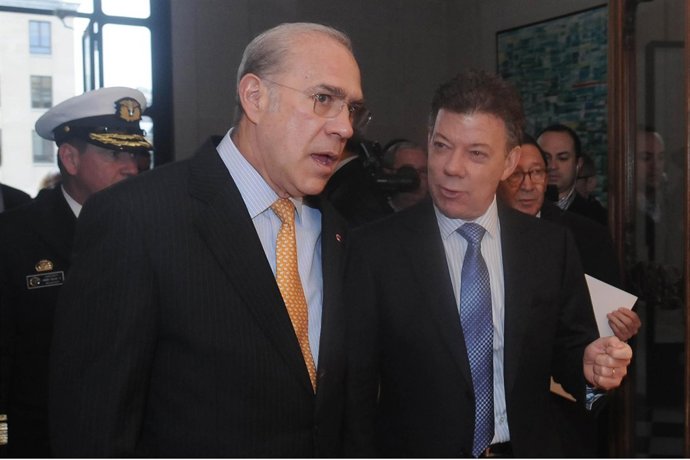 Juan Manuel Santos con Ángel Gurría