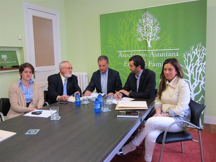 El candidato de Ideas con la directiva de Aefas