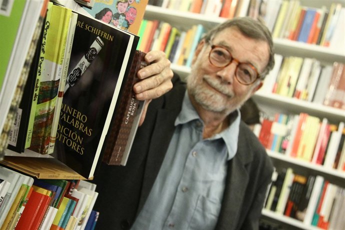 El autor junto a su libro