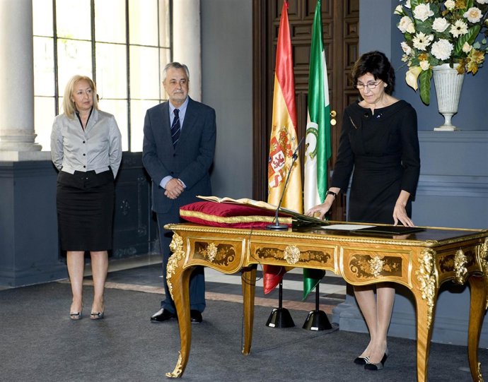 La nueva presidenta del CAA, Emelina Fernández, en su toma de posesión ante el p