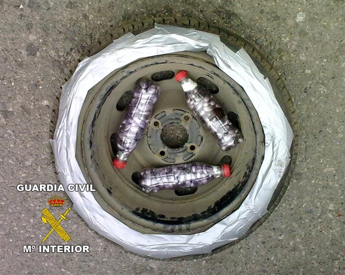 Foto de la rueda de repuesto donde se ocultaban 1.500 bellotas de hachís