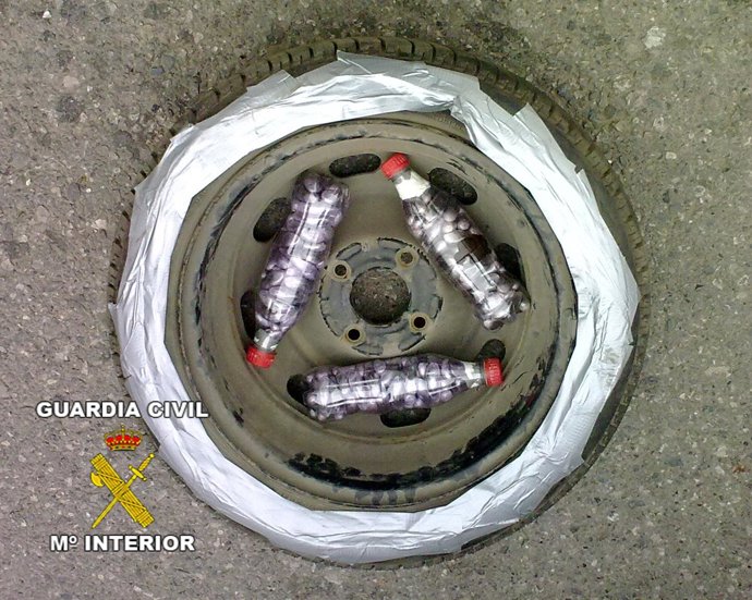 Foto de la rueda de repuesto donde se ocultaban 1.500 bellotas de hachís