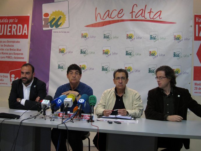 El coordinador andaluz de IU, Diego Valderas, en rueda de prensa en Granada