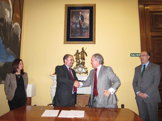 El alcalde de Ejea y el director general de Cajalón han firmado la renovación de