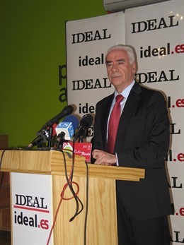 El consejero Luciano Alonso durante su participación en el Foro Ideal en Alcalá 