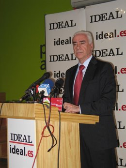 El consejero Luciano Alonso durante su participación en el Foro Ideal en Alcalá 