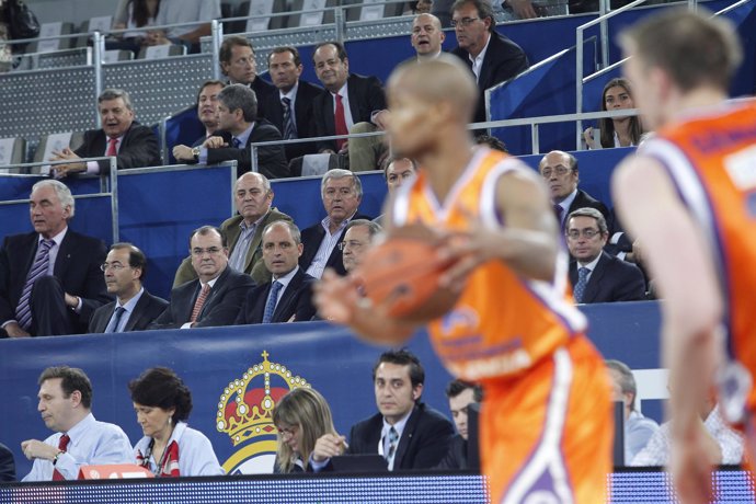 Camps asiste al partido entre el Power Electronics Valencia y el Real Madrid cla