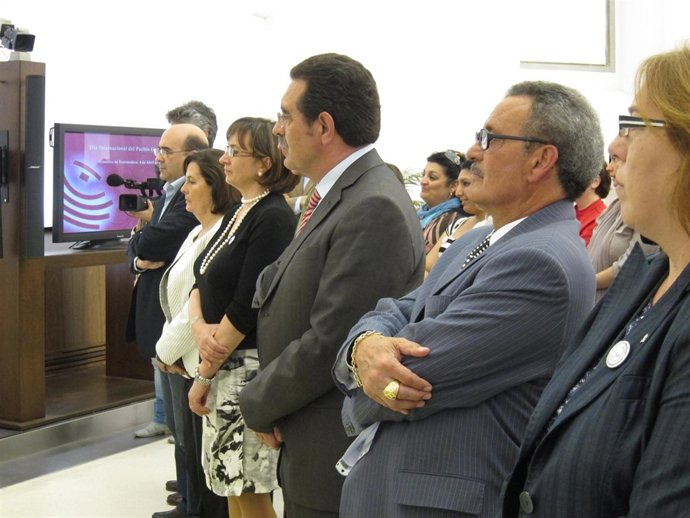 Carmen Pereira, Ángel Calle y Diego Amaya en el acto del Día del Pueblo Gitano e