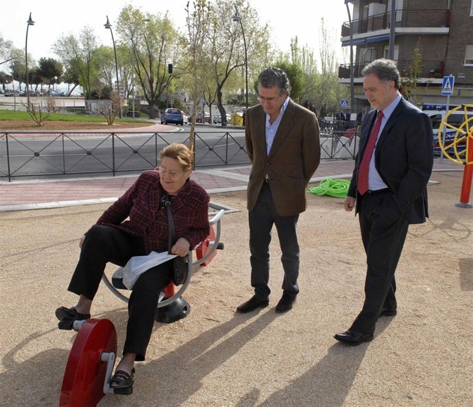 El consejero y el alcalde, durante la visita a la rotonda