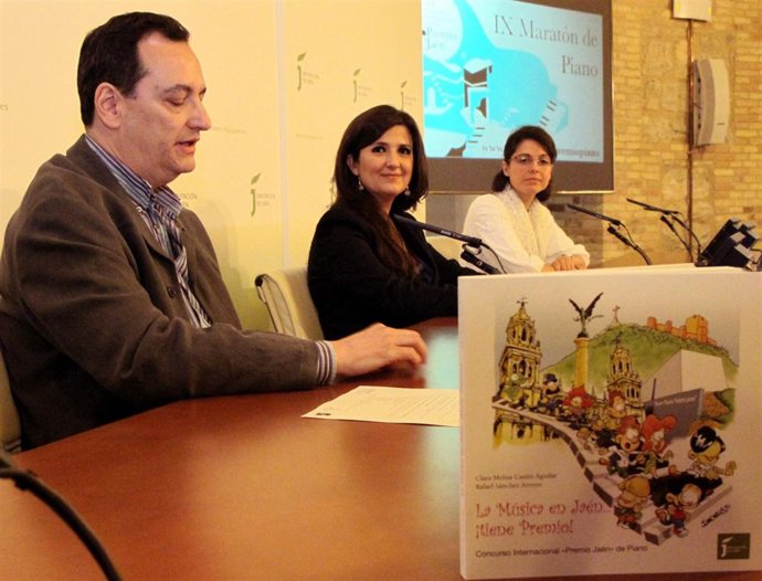 El libro editado y que han presentado Rocío, Caballero y Castro