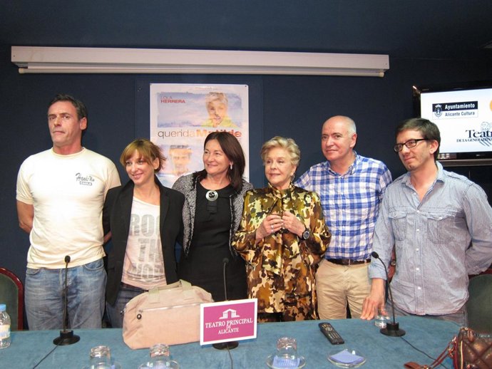 Los actores de 'Querida Matilde' en la presentación de la obra, en Alicante