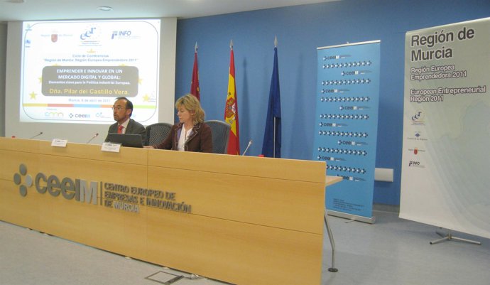 El consejero de Universidades, Empresa e Investigación, Salvador Marín, presenta