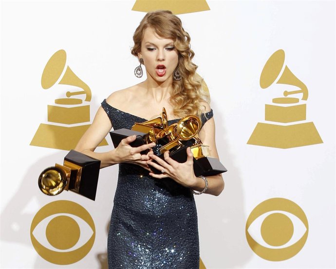 La cantante estadounidense de country Taylor Swift posa con sus Grammy y uno se 