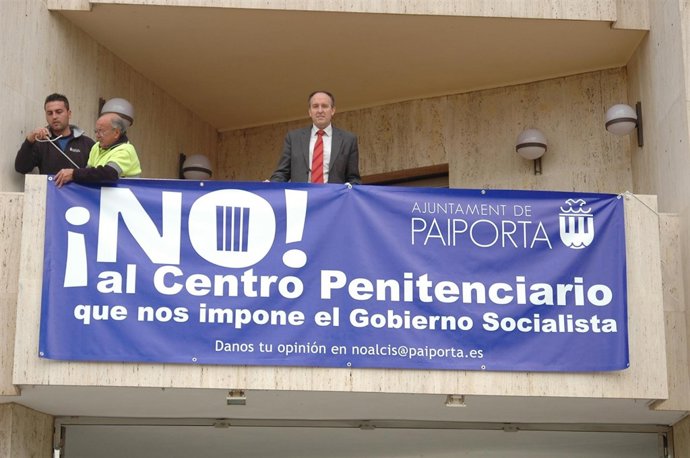 El alcalde de Paiporta junto a la pancarta de oposición al CIS