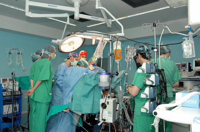 Cirujanos del Reina Sofía de Córdoba en una operación de trasplante