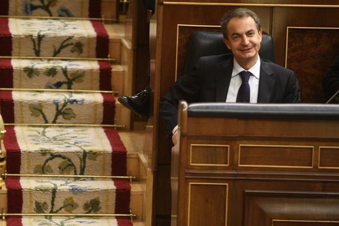 Zapatero, junto a la escalinata del hemiciclo del Congreso