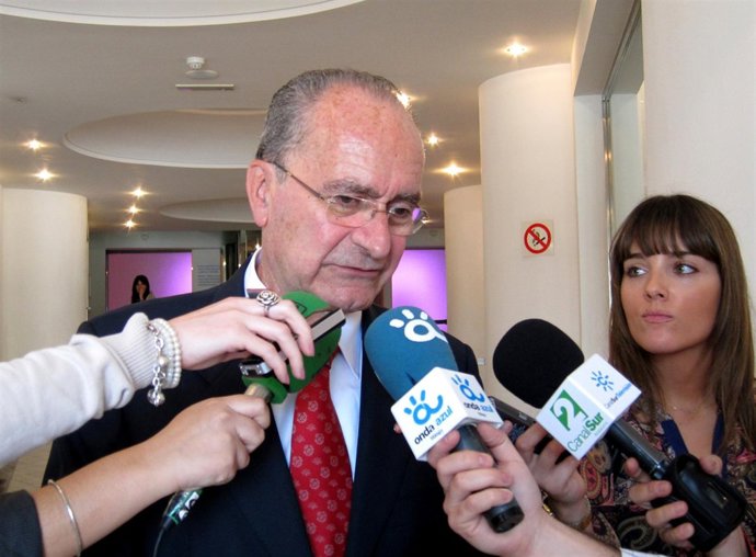 El alcalde de Málaga, Francisco de la Torre, atiende a lo medios