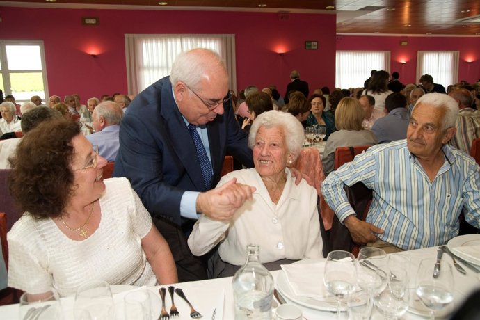 Vicente Álvarez Areces, en un centro de jubilados
