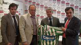 Presentación de las camisetas con el patrocinio de Cajasol