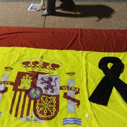 Bandera de España con crespón negro por la muerte de Isaías Carrasco ETA