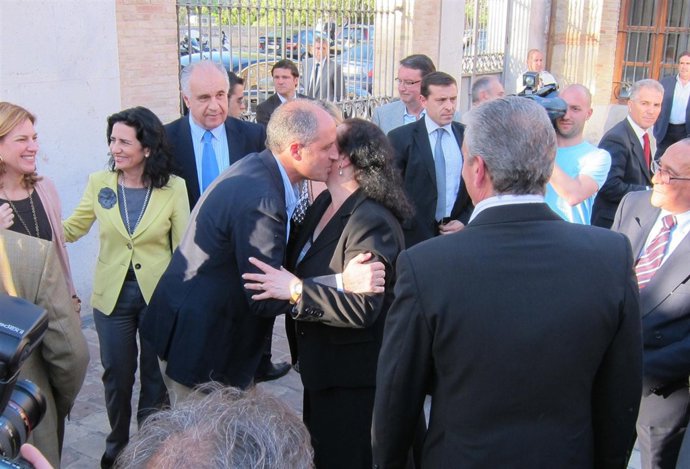 Francisco Camps saludando durante el acto