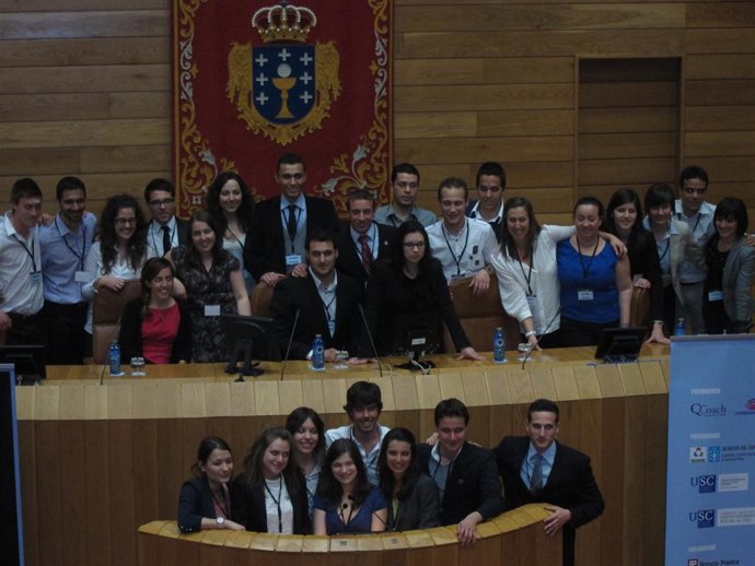 Los participantes en el Forum Cicerón el el hemiciclo del Parlamento de Galicia