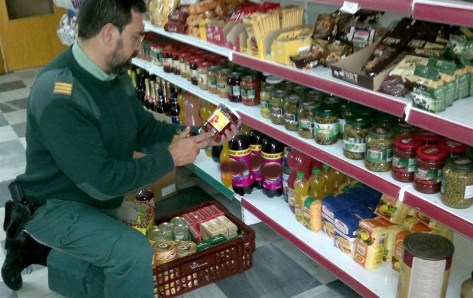 Un agente en uno de los establecimientos denunciados