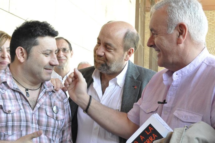 El coordinador general de IU-federal, Cayo Lara, saluda al responsable de Empleo