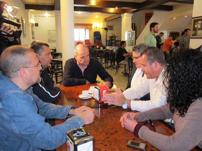 Momento de la reunión de Chaves con los ex trabajadores de Delphi