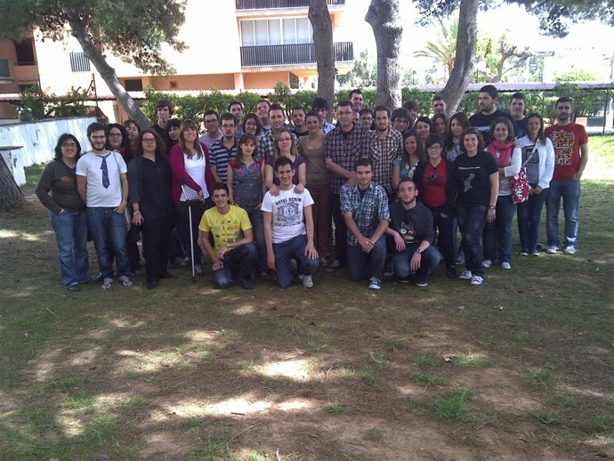 Enric Morera con jóvenes en Benicàssim (Castellón)