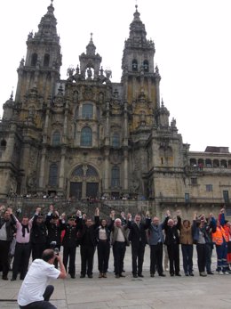 Autoridades y ciudadanos abrazan la Catedral de Santiago