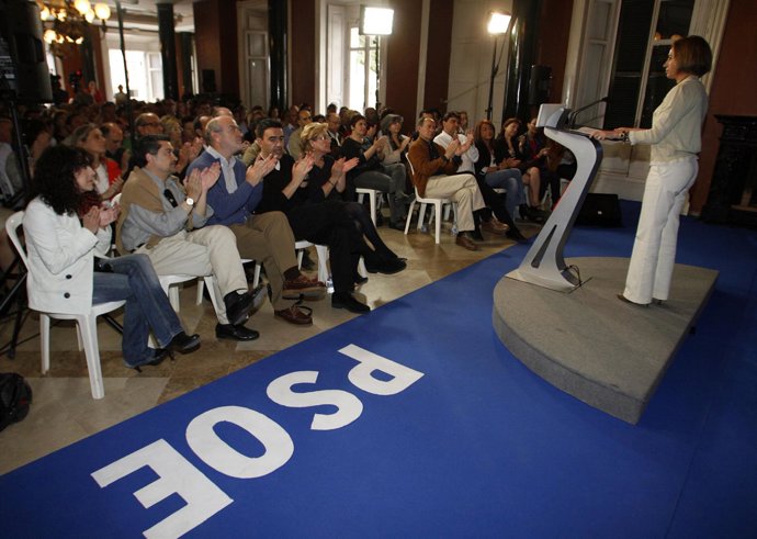 La ministra de Defensa, Carme Chacón, en un acto en Huelva. 