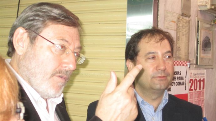 Jaime Lissavetzky y el gerente del Mercado de la Cebada