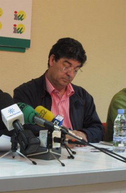El coordinador general de IULV-CA, Diego Valderas, en rueda de prensa en Jaén.